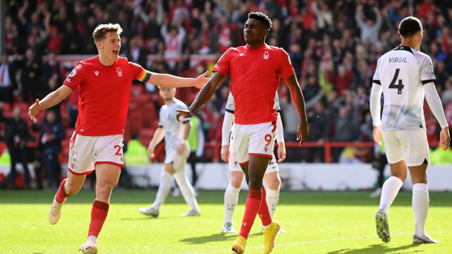 示出极大的 示出极大的